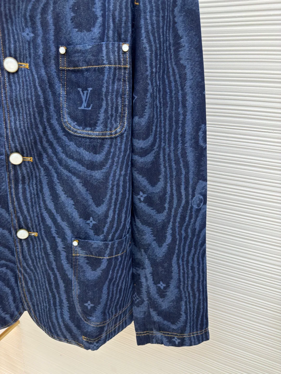 LOUISVUITTON tree pattern denim jacket ●Authentic product: Purchased and developed by 29165 ●Item number: 1680103-B85 ●Fabric: denim fabric ●Technology: printing production ●Version: fitted version ●Weight: about 910 grams ●Size: 46-48-50-52 ●Description: The upper body effect refers to the FW25 early autumn men's series collarless denim rivet full-width logo printed long-sleeved denim jacket for men in blue. This collarless jacket is paved with denim cloth with the LV Moiré pattern, and the Monogram logo is implicitly integrated into it, creating a silky texture. The Marque L.Vuitton DéPosée nubuck label rests on the back for a modern look paired with matching jeans. The overall wiring is straight and delicate, the fabric is comfortable and soft, and the color is consistent without color difference. It can be matched with the same style to create a fashionable look and control various occasions. Customized accessories, complete with three standards, same style for men and women!